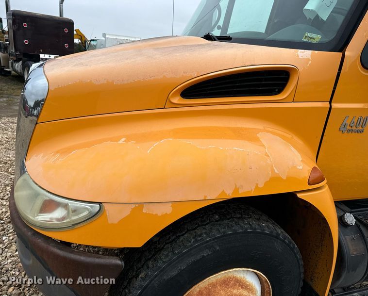 image for item EH7170 2003 International 4400  box truck