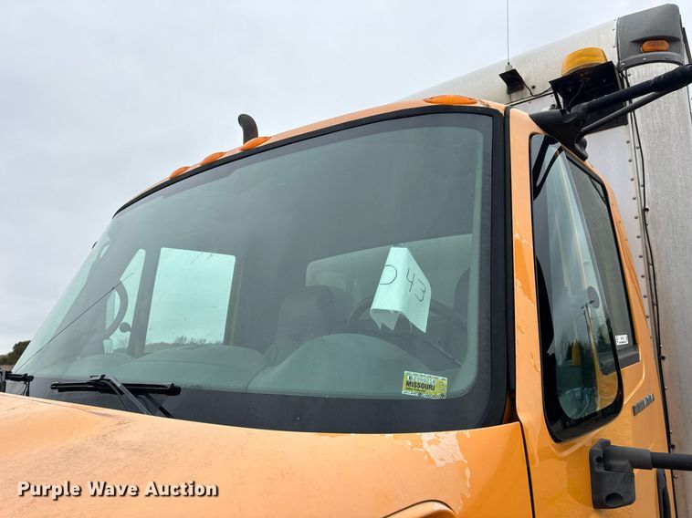 image for item EH7170 2003 International 4400  box truck