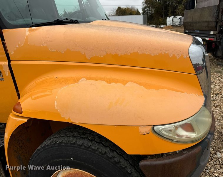 image for item EH7170 2003 International 4400  box truck