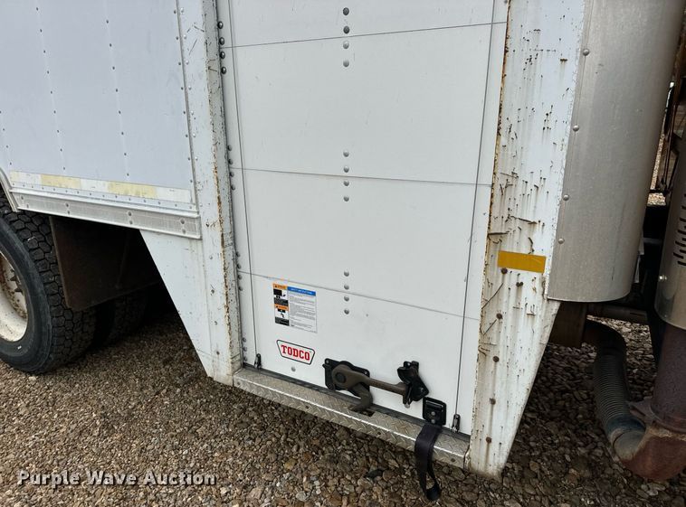 image for item EH7170 2003 International 4400  box truck