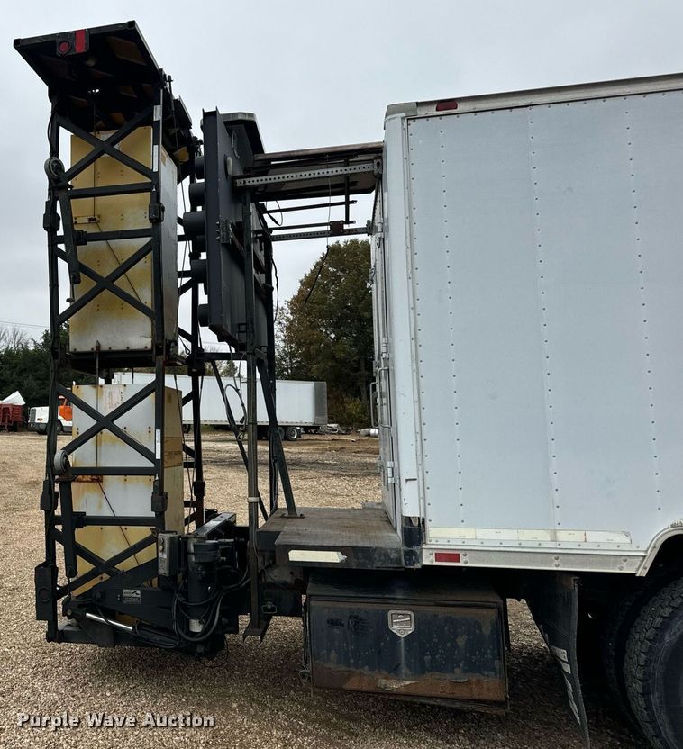 image for item EH7170 2003 International 4400  box truck