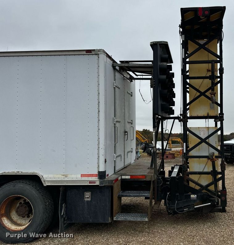 image for item EH7170 2003 International 4400  box truck