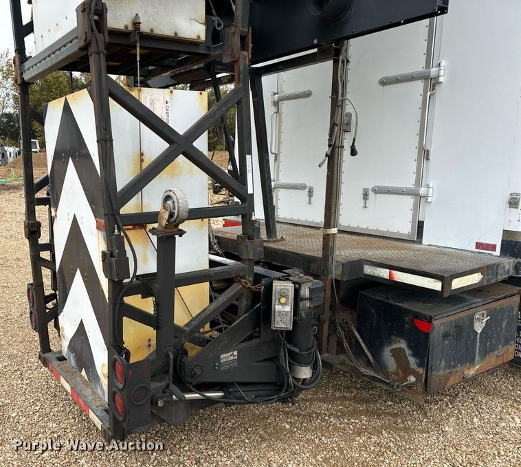 image for item EH7170 2003 International 4400  box truck