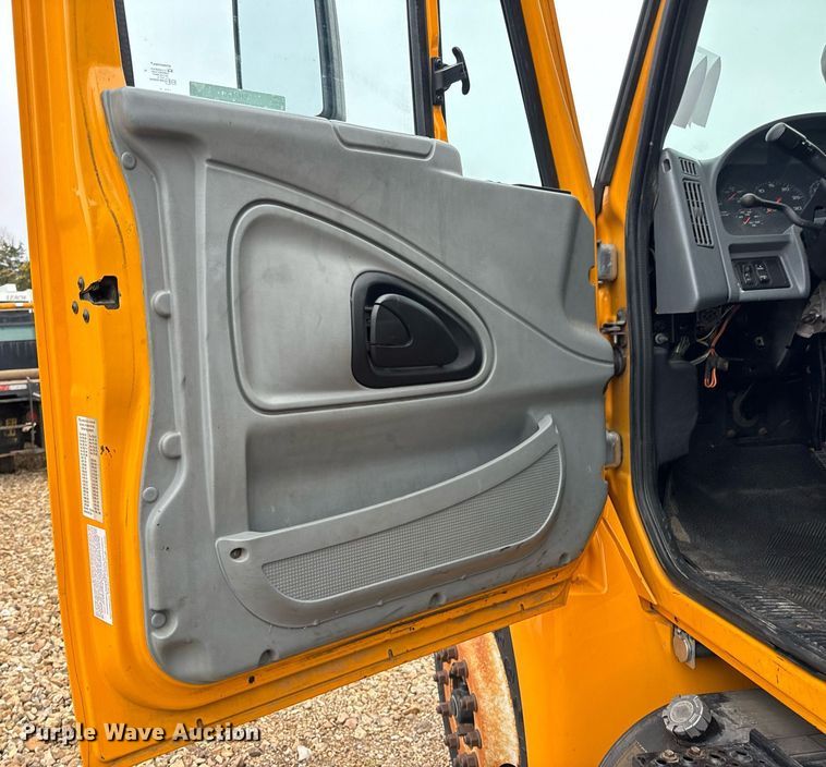 image for item EH7170 2003 International 4400  box truck