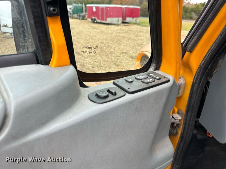 image for item EH7170 2003 International 4400  box truck