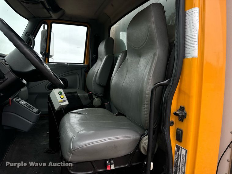 image for item EH7170 2003 International 4400  box truck