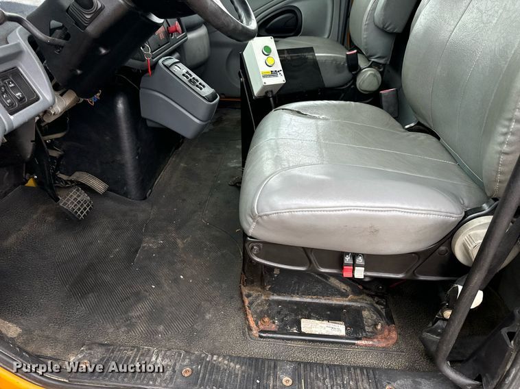 image for item EH7170 2003 International 4400  box truck