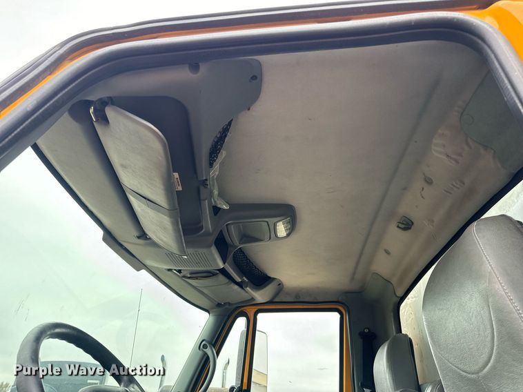 image for item EH7170 2003 International 4400  box truck