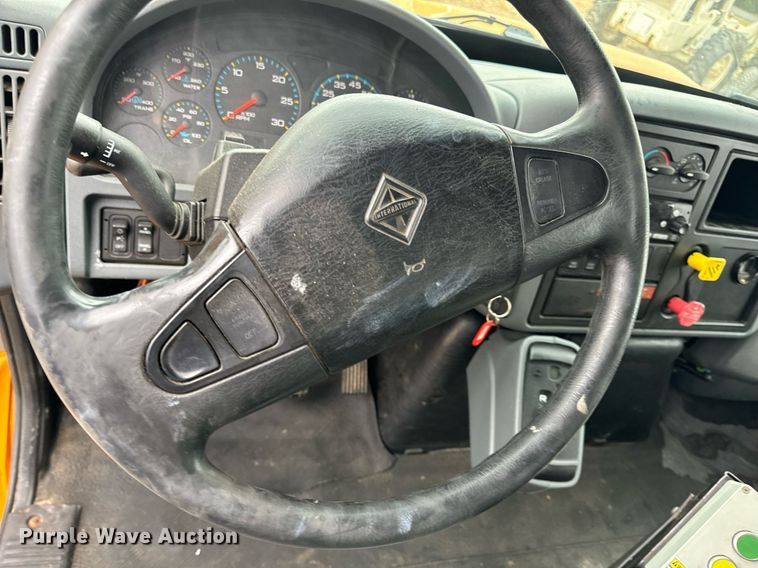 image for item EH7170 2003 International 4400  box truck