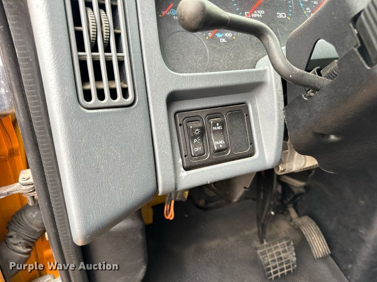 image for item EH7170 2003 International 4400  box truck