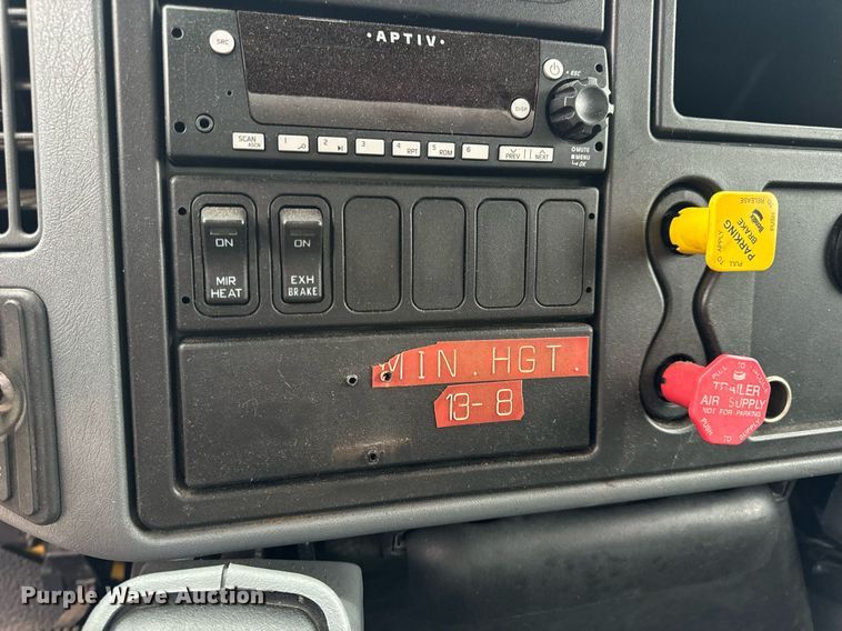 image for item EH7170 2003 International 4400  box truck