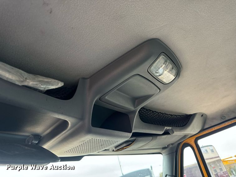 image for item EH7170 2003 International 4400  box truck