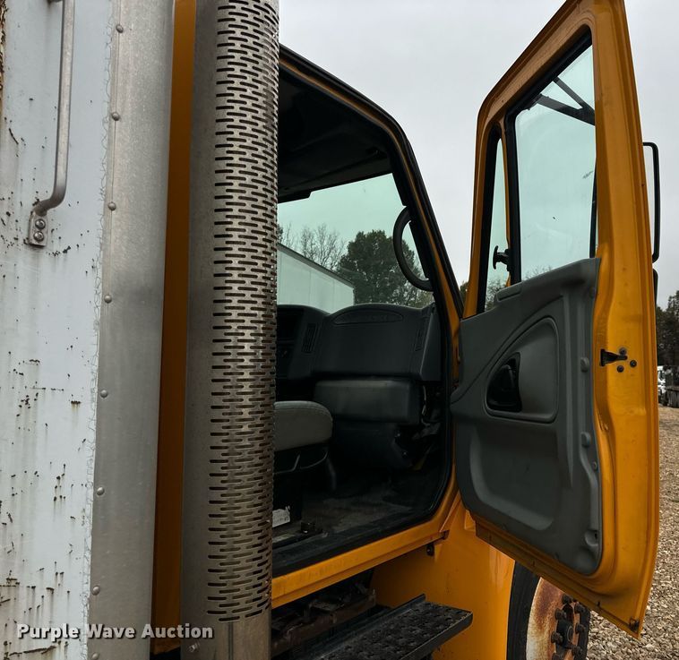 image for item EH7170 2003 International 4400  box truck