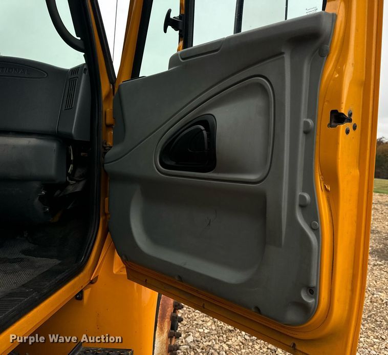 image for item EH7170 2003 International 4400  box truck