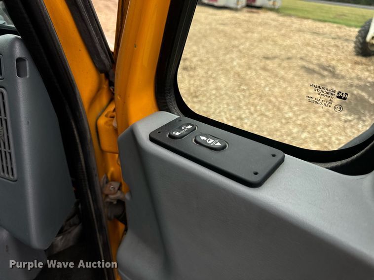 image for item EH7170 2003 International 4400  box truck