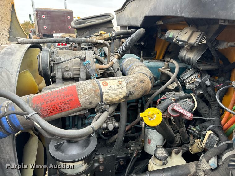 image for item EH7170 2003 International 4400  box truck