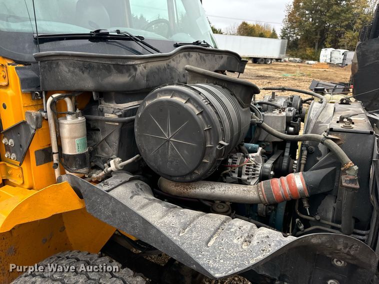 image for item EH7170 2003 International 4400  box truck