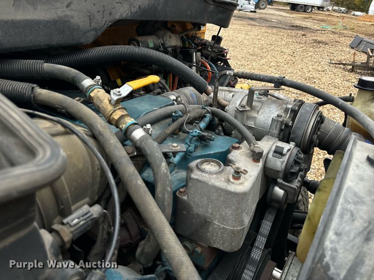 image for item EH7170 2003 International 4400  box truck