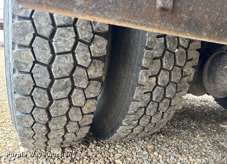 image for item EH7170 2003 International 4400  box truck