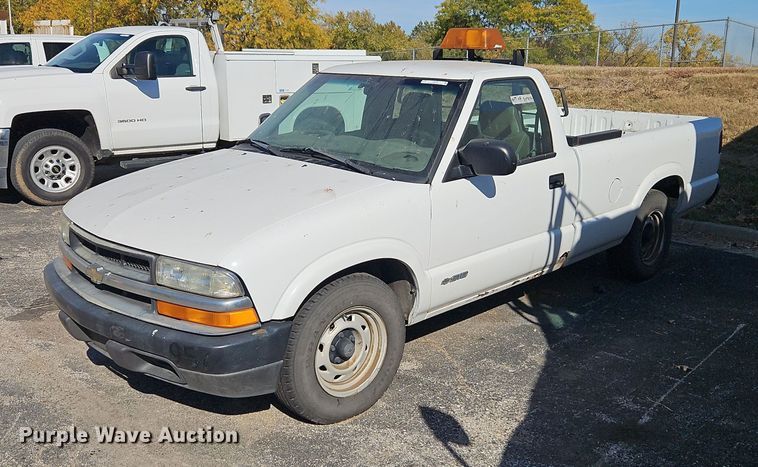 image for item EI8455 2001 Chevrolet  S10 pickup truck