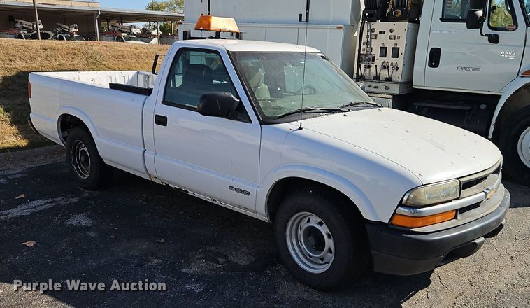 image for item EI8455 2001 Chevrolet  S10 pickup truck