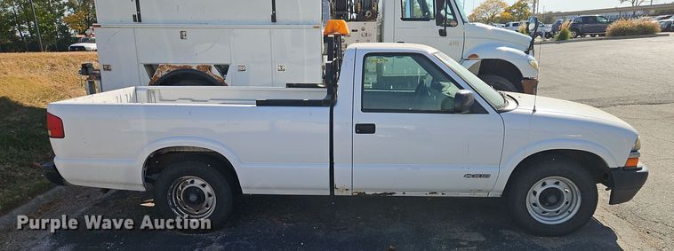 image for item EI8455 2001 Chevrolet  S10 pickup truck