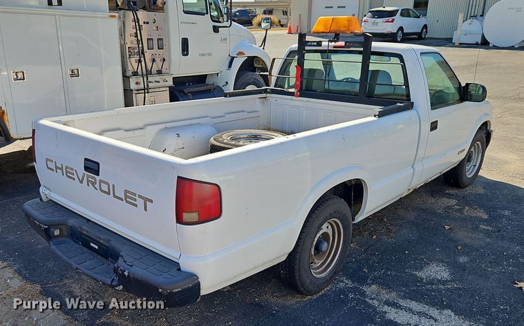 image for item EI8455 2001 Chevrolet  S10 pickup truck
