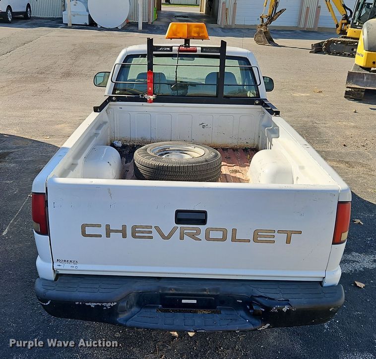 image for item EI8455 2001 Chevrolet  S10 pickup truck