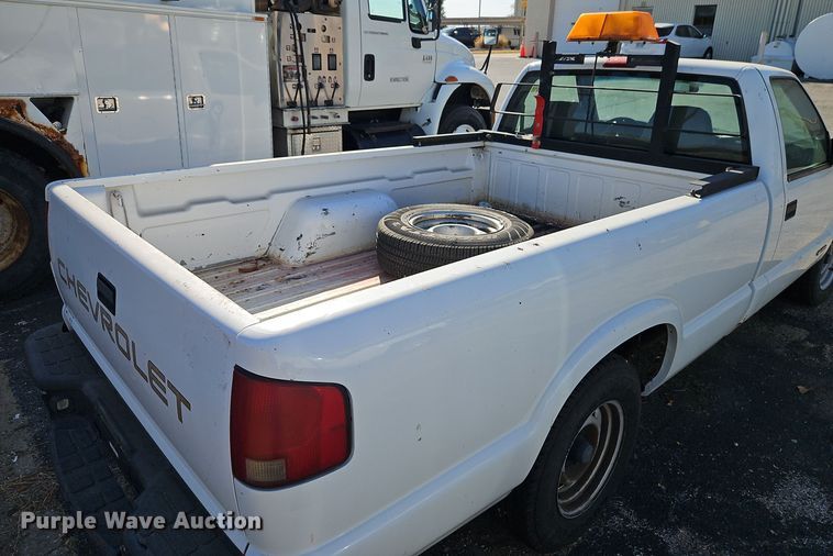 image for item EI8455 2001 Chevrolet  S10 pickup truck