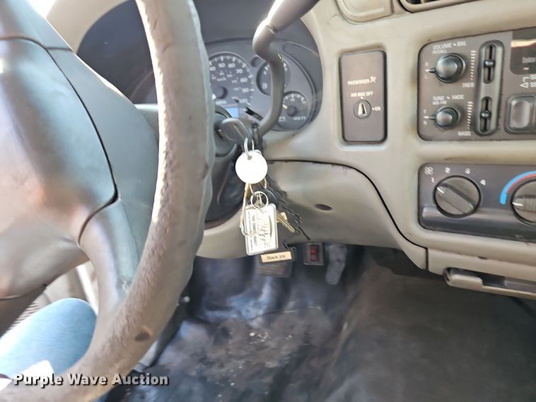 image for item EI8455 2001 Chevrolet  S10 pickup truck