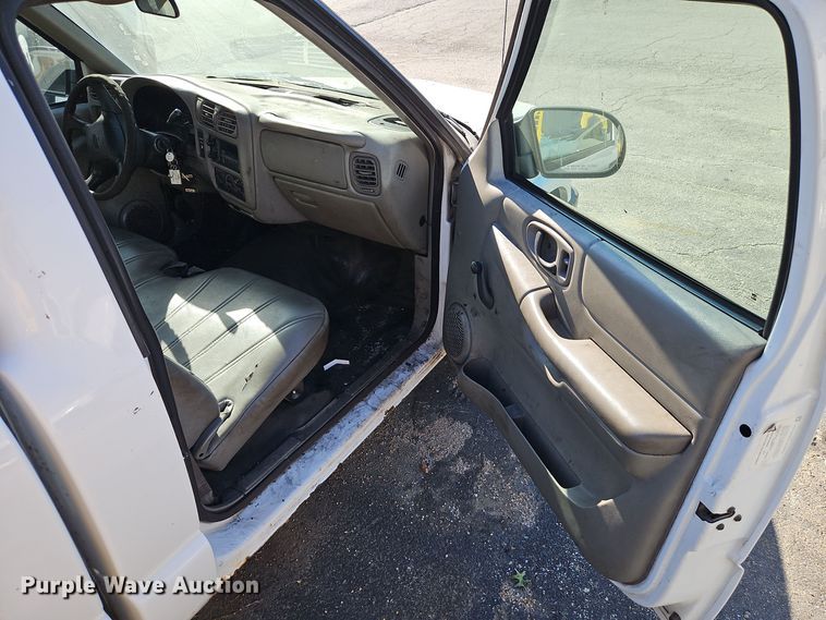 image for item EI8455 2001 Chevrolet  S10 pickup truck