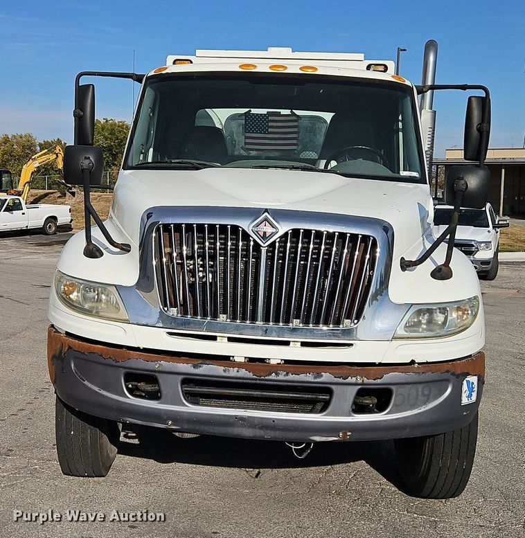 image for item EI8459 2005 International  4400 utility / service truck
