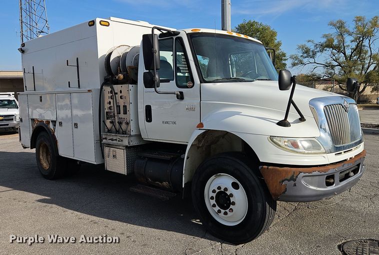 image for item EI8459 2005 International  4400 utility / service truck