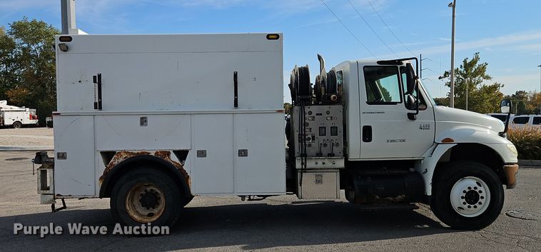 image for item EI8459 2005 International  4400 utility / service truck