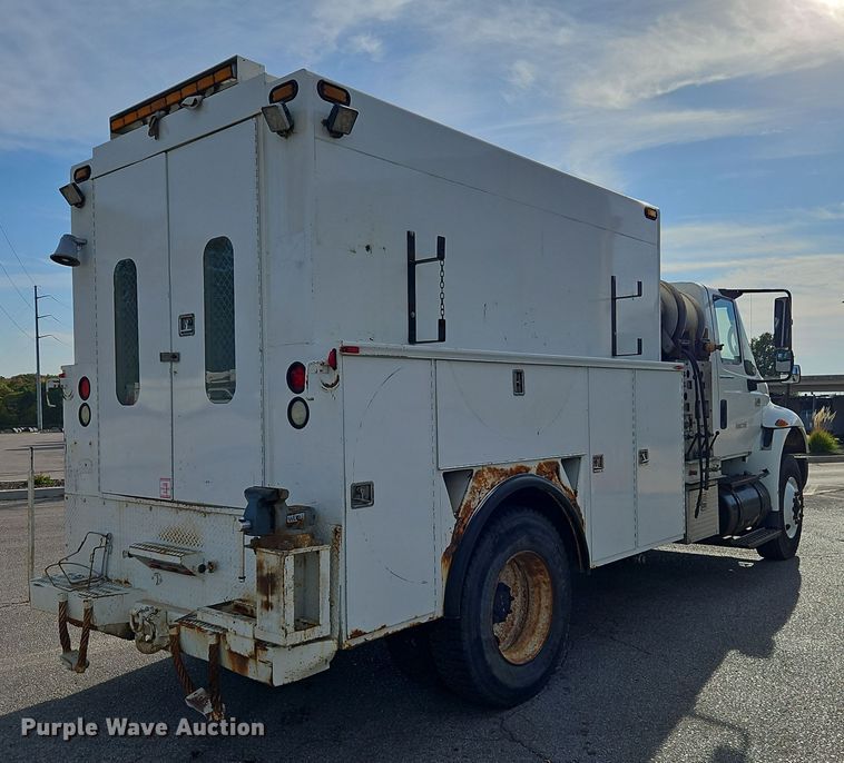 image for item EI8459 2005 International  4400 utility / service truck