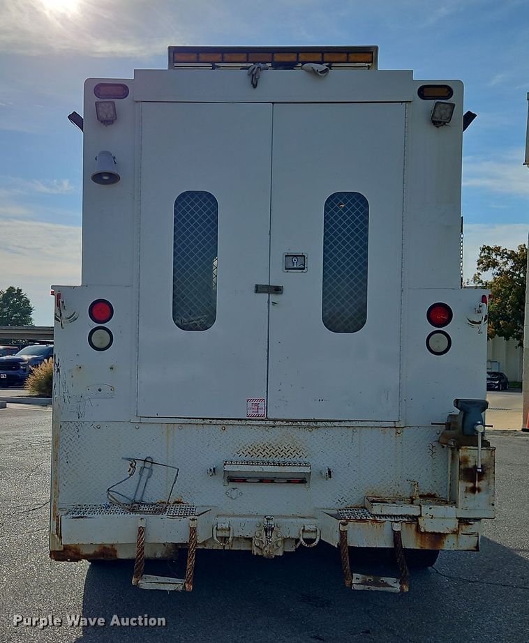 image for item EI8459 2005 International  4400 utility / service truck