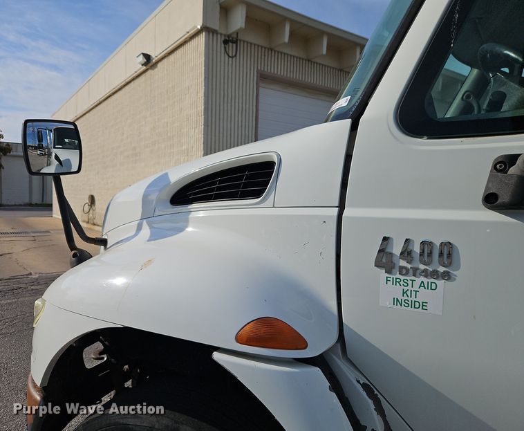 image for item EI8459 2005 International  4400 utility / service truck