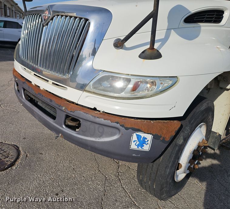 image for item EI8459 2005 International  4400 utility / service truck