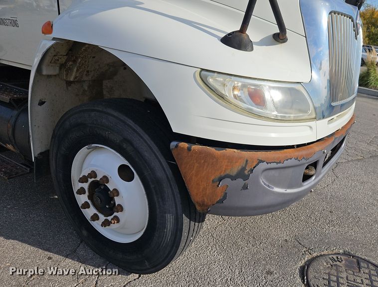 image for item EI8459 2005 International  4400 utility / service truck