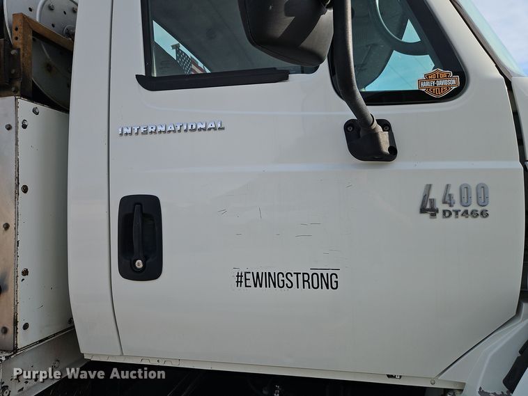 image for item EI8459 2005 International  4400 utility / service truck