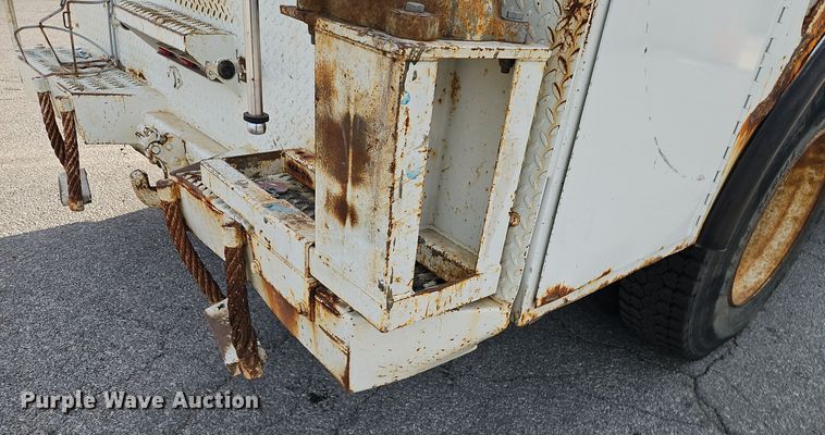 image for item EI8459 2005 International  4400 utility / service truck