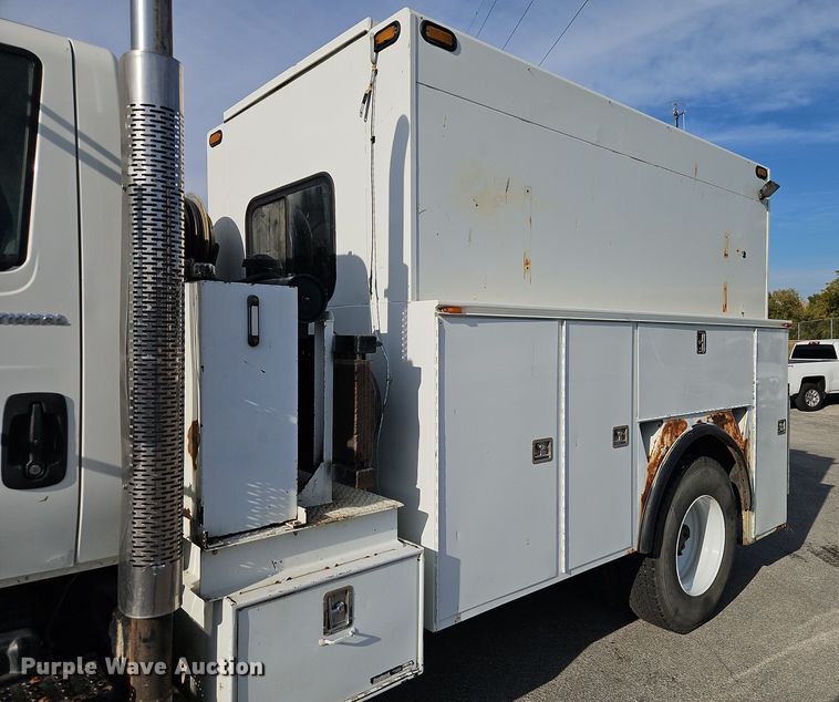 image for item EI8459 2005 International  4400 utility / service truck