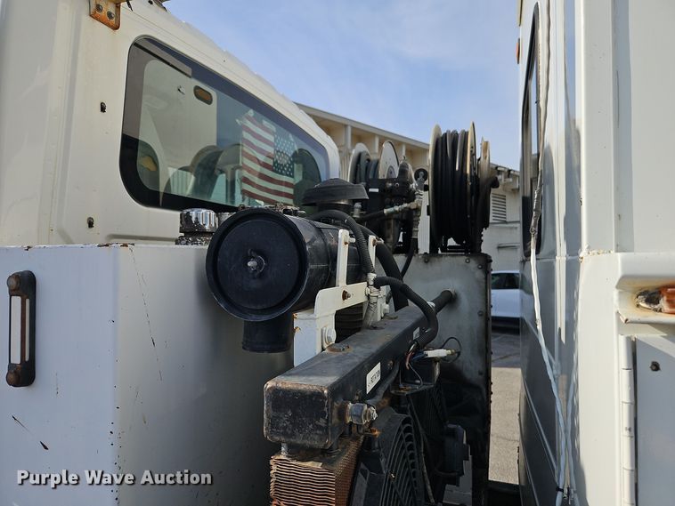 image for item EI8459 2005 International  4400 utility / service truck