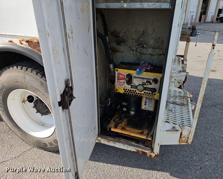 image for item EI8459 2005 International  4400 utility / service truck