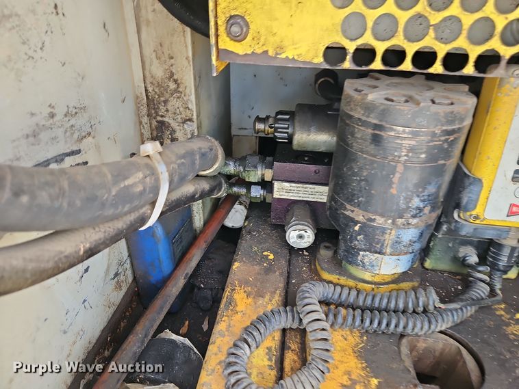 image for item EI8459 2005 International  4400 utility / service truck