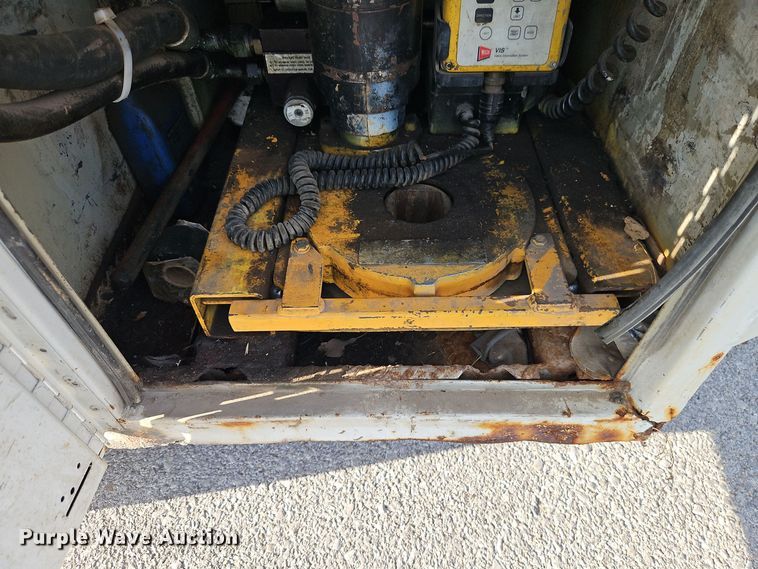 image for item EI8459 2005 International  4400 utility / service truck