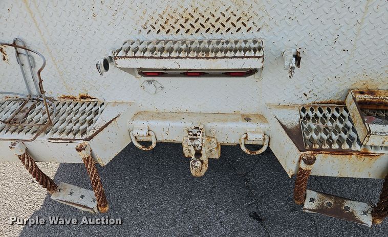 image for item EI8459 2005 International  4400 utility / service truck