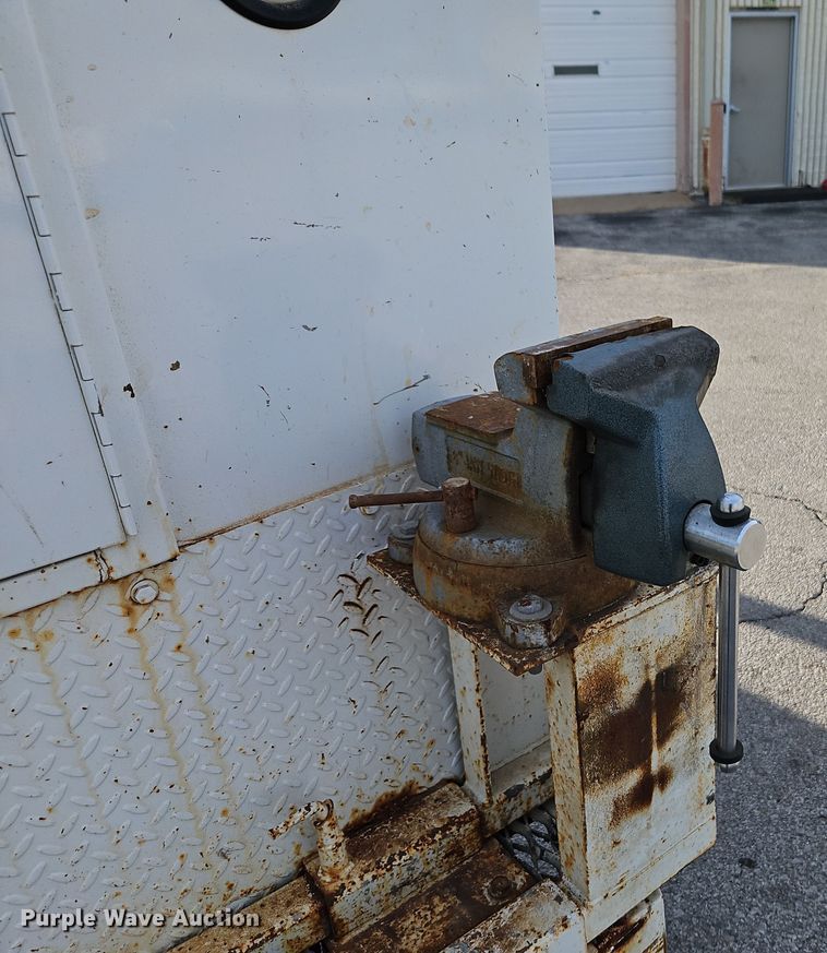 image for item EI8459 2005 International  4400 utility / service truck