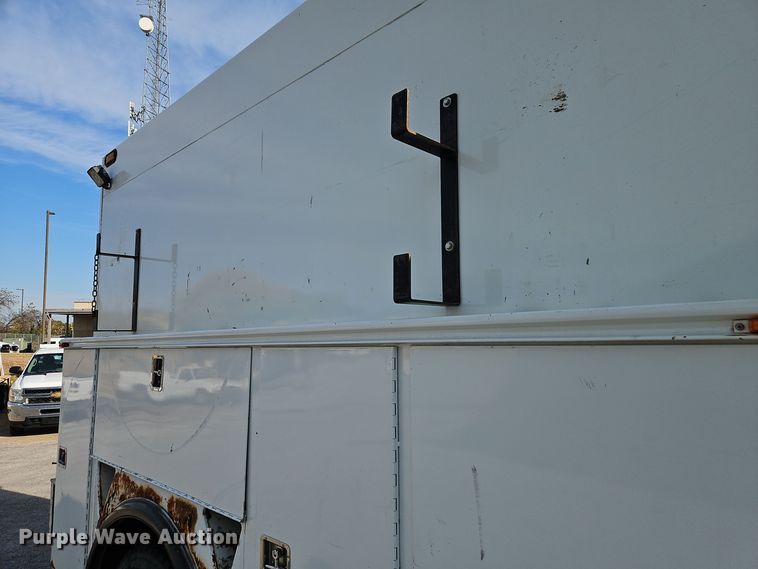 image for item EI8459 2005 International  4400 utility / service truck