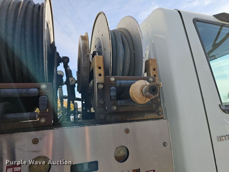 image for item EI8459 2005 International  4400 utility / service truck